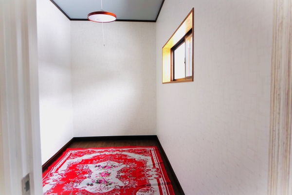 赤い絨毯と窓がある部屋